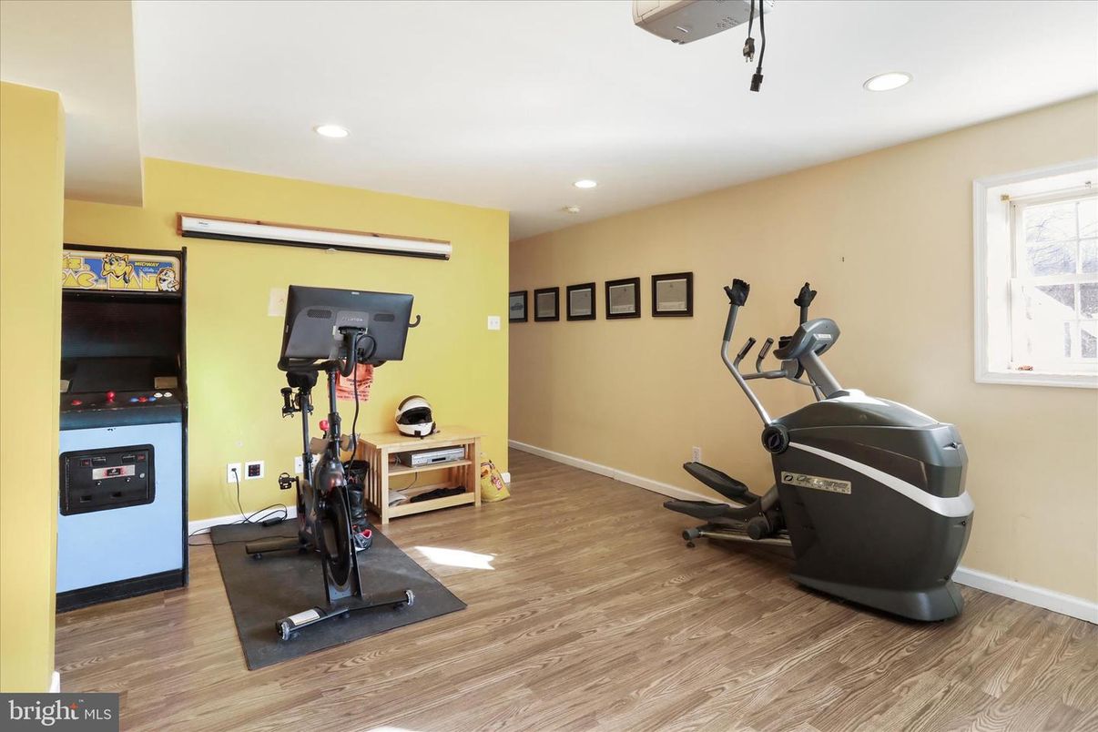 Fitness Equipment, Interior, Recessed Lighting, Wood Texture Flooring