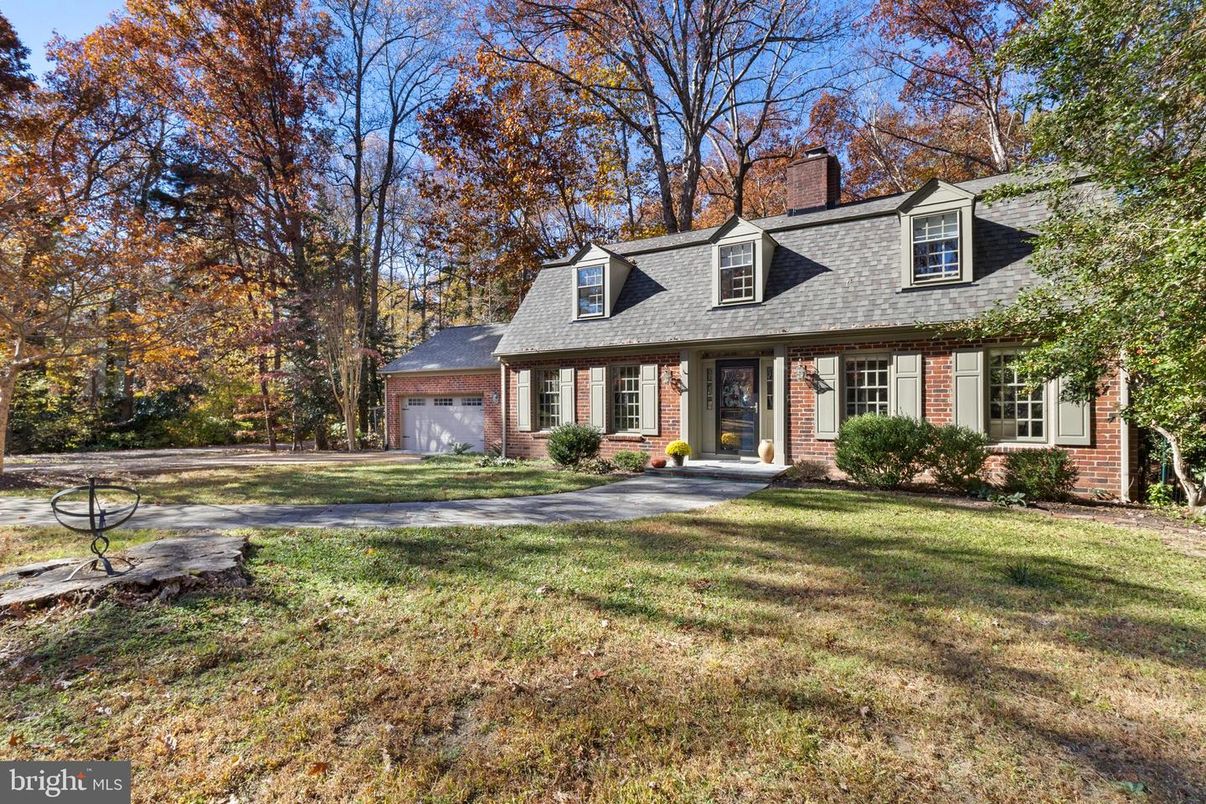 Attached, Exterior, Facade, Cape Cod