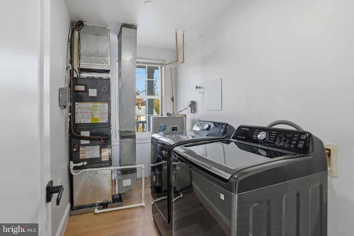 Interior, Washer, Wood Texture Flooring