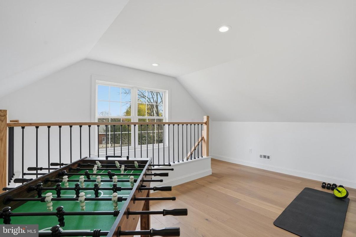 Fitness Equipment, Interior, Recessed Lighting, Wood Texture Flooring