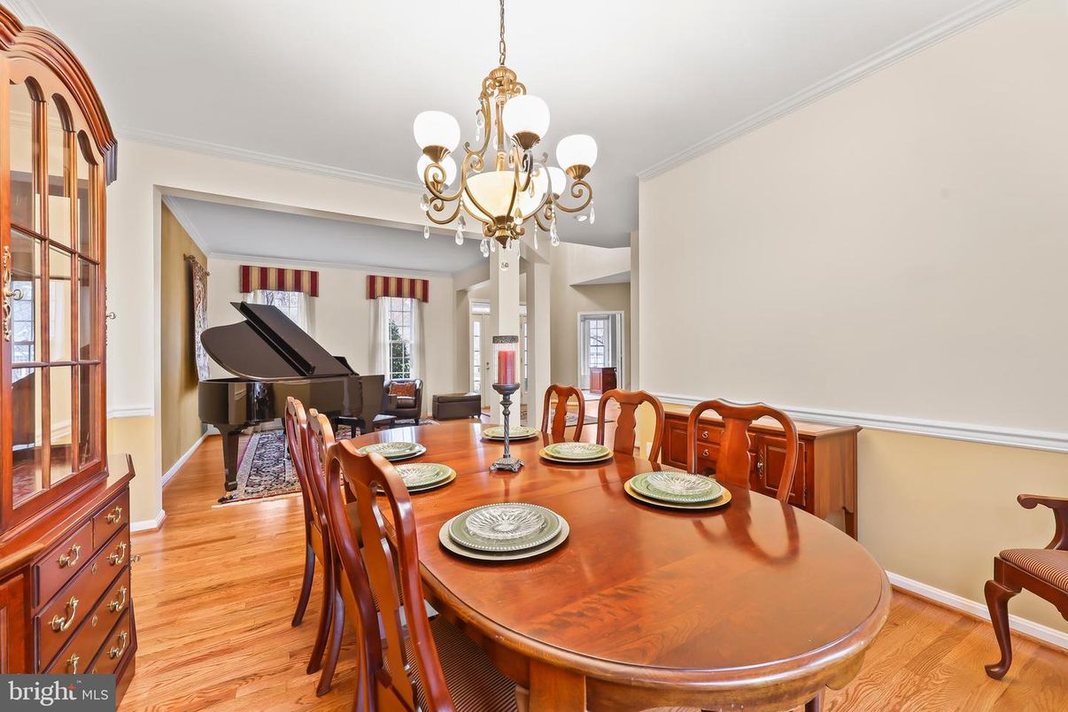 Chandelier, Dining room, Interior, Piano, Wood Texture Flooring