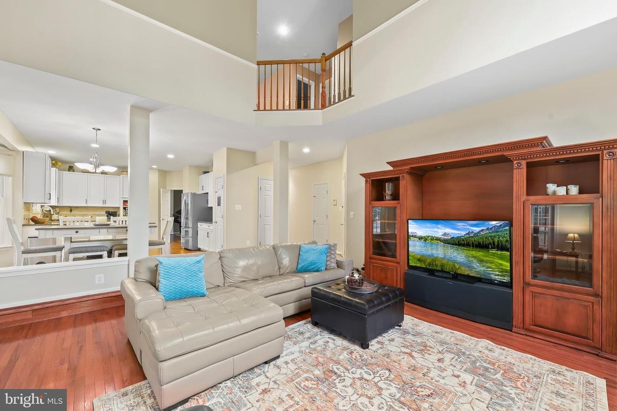 Interior, Kitchen, Living room, Pendant Lights, Recessed Lighting, Wood Texture Flooring