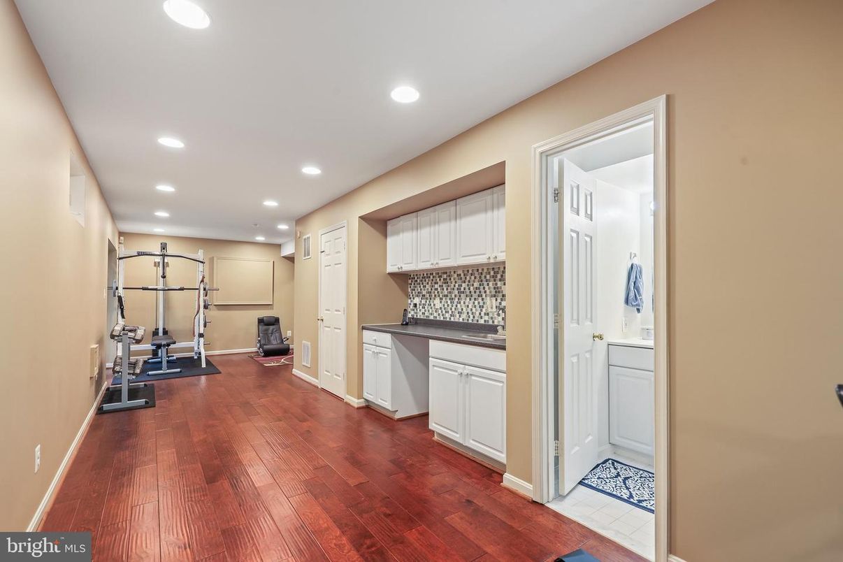 Fitness Equipment, Interior, Kitchen, Recessed Lighting, Wood Texture Flooring