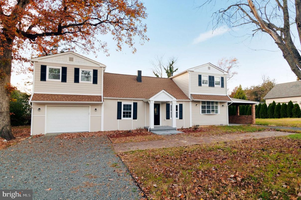 Attached, Exterior, Facade, Split Level