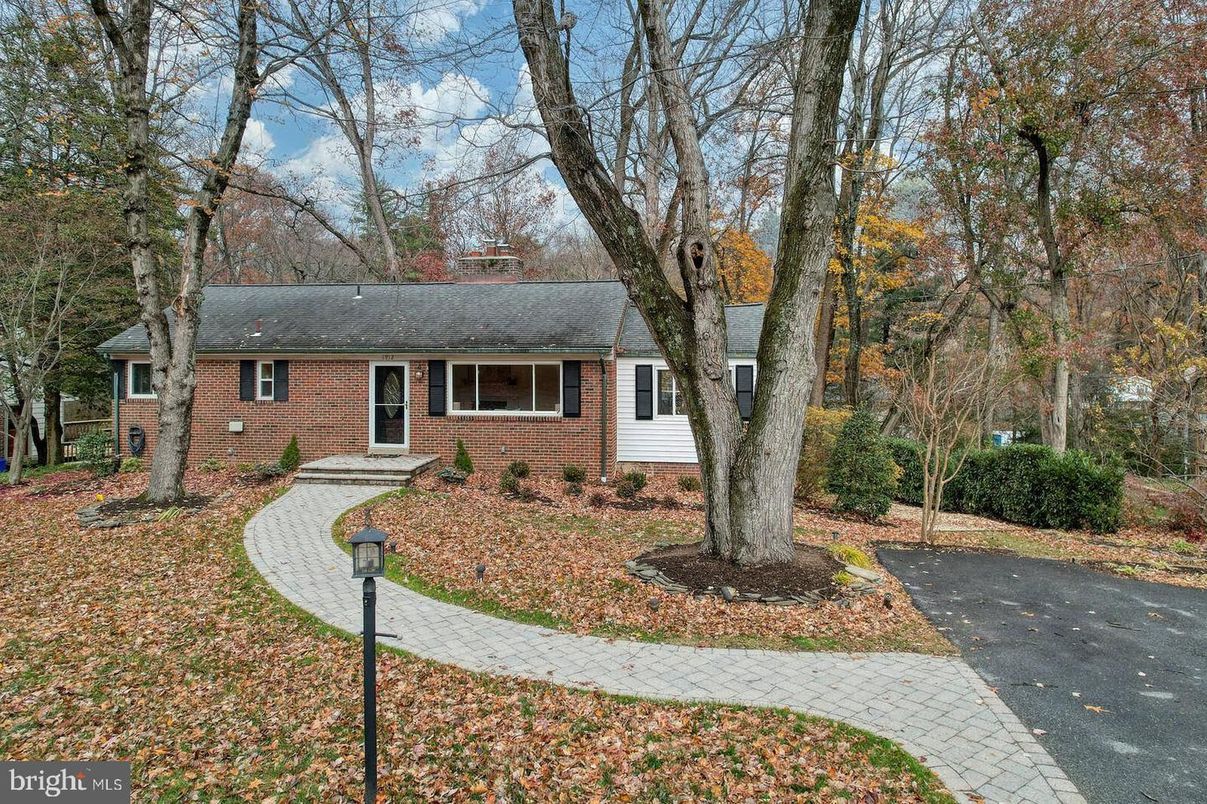 Exterior, Facade, Brick Facade, Cape Cod