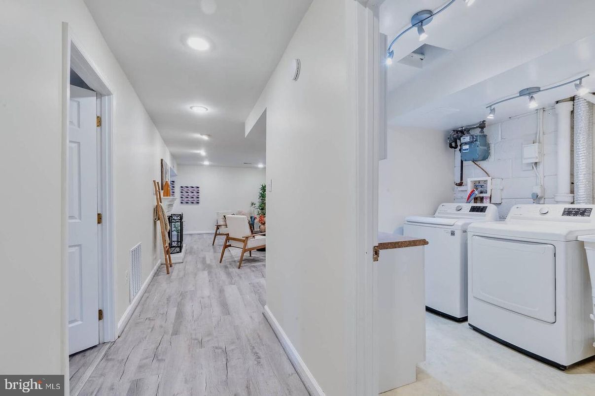 Interior, Recessed Lighting, Washer, Wood Texture Flooring