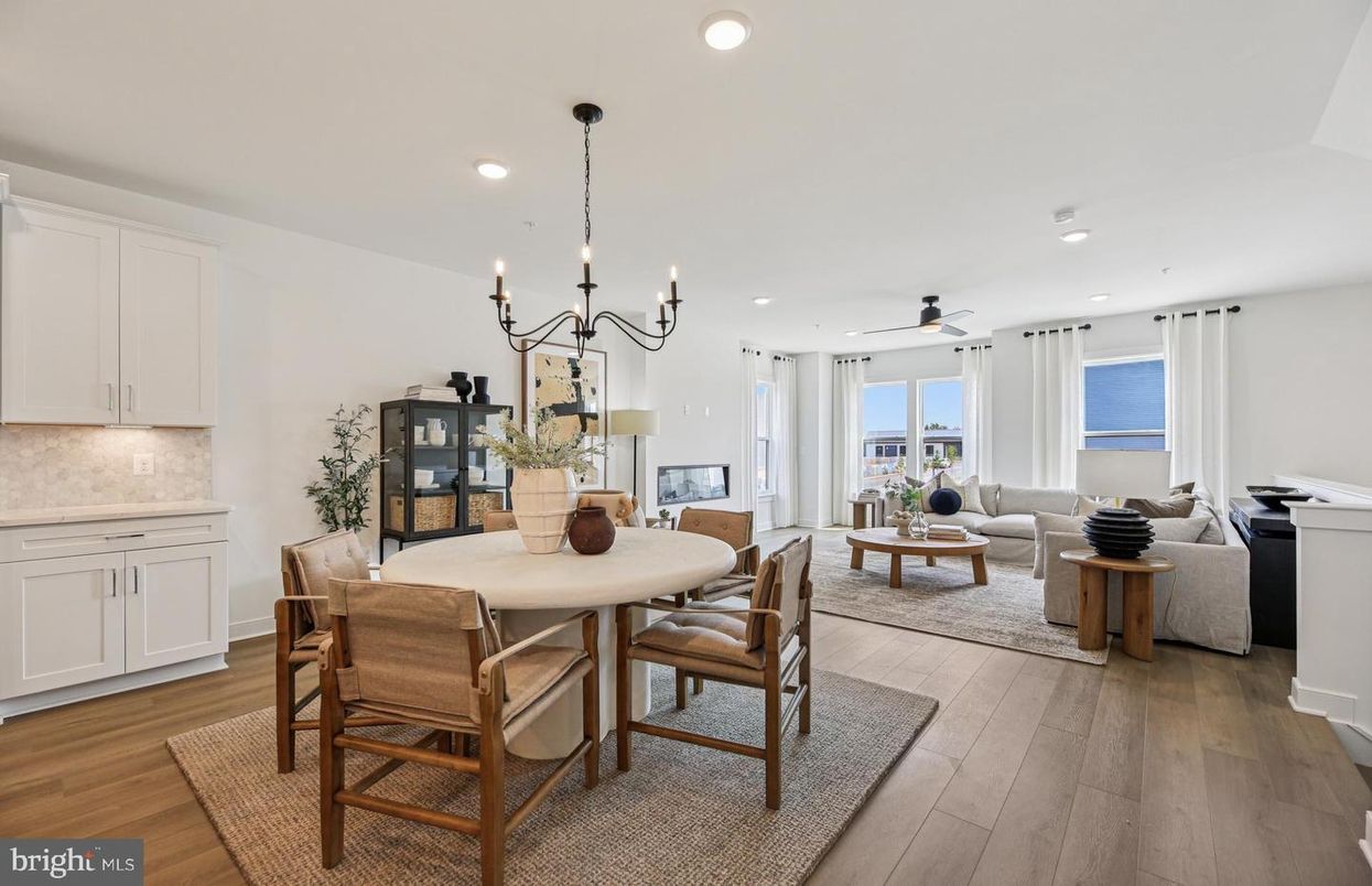 Chandelier, Dining room, Interior, Living room, Recessed Lighting, Wood Texture Flooring