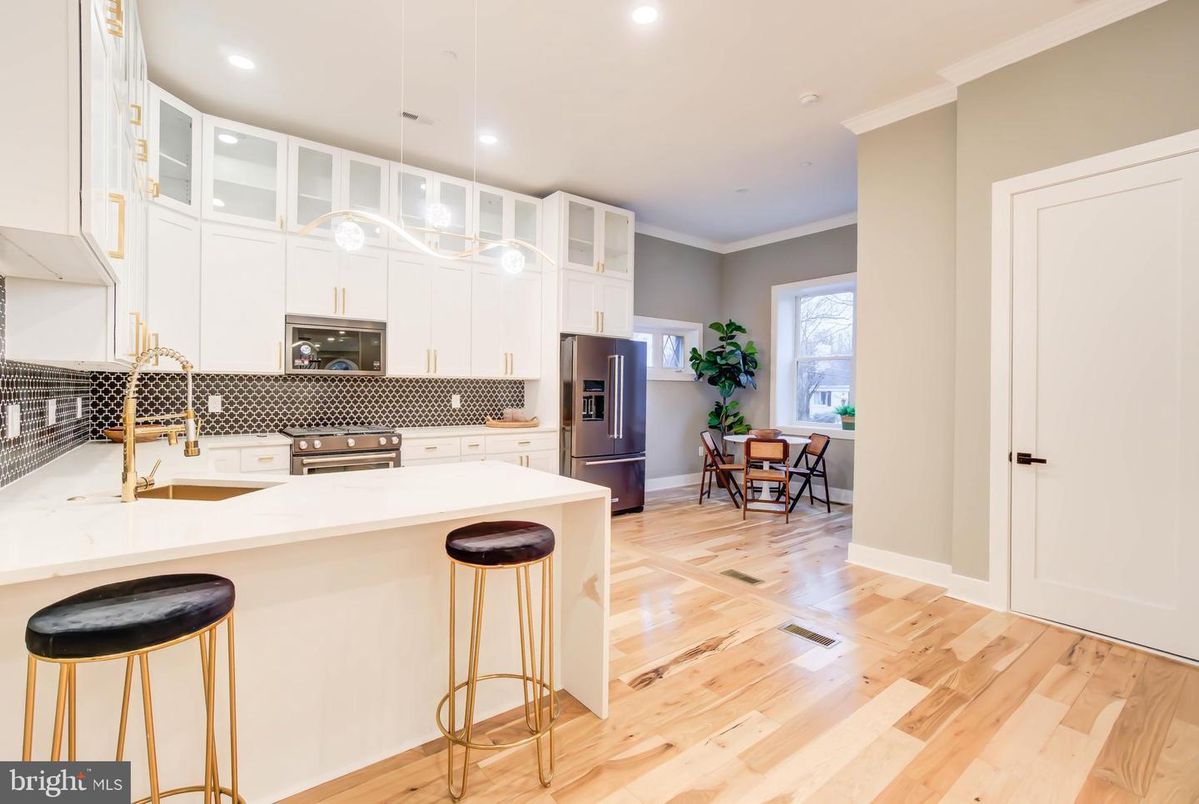 Dining room, Interior, Kitchen, Pendant Lights, Recessed Lighting, Stainless Steel Appliances, Wood Texture Flooring