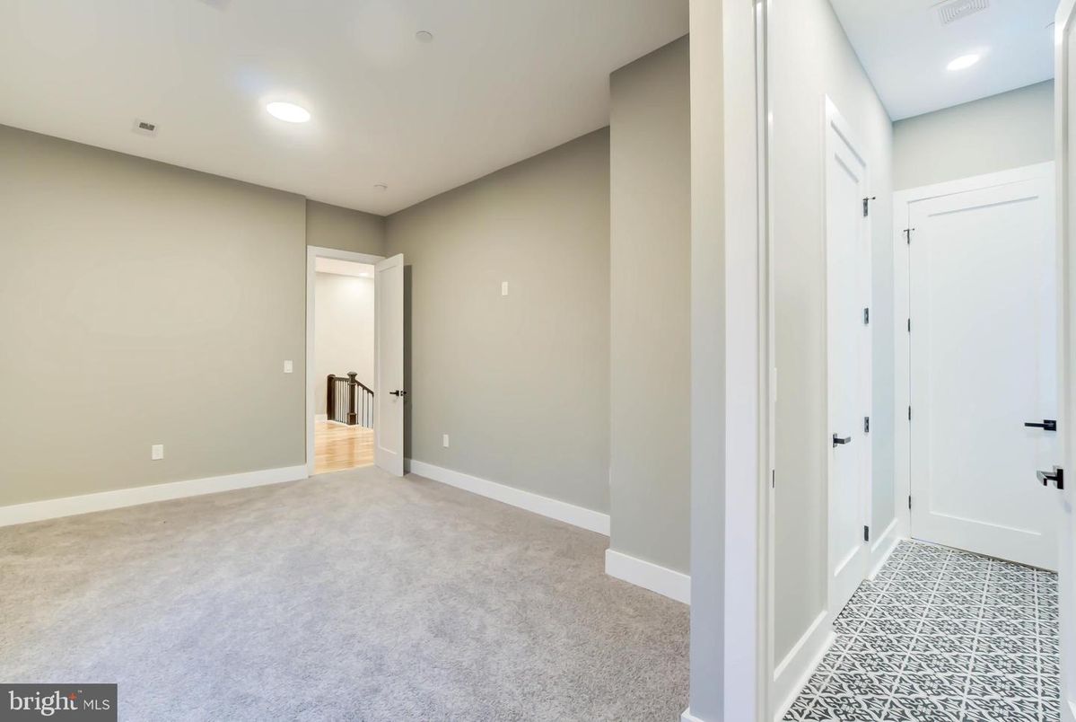 Empty room, Interior, Recessed Lighting