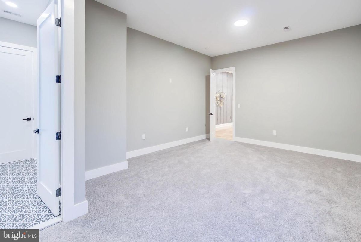 Empty room, Interior, Recessed Lighting