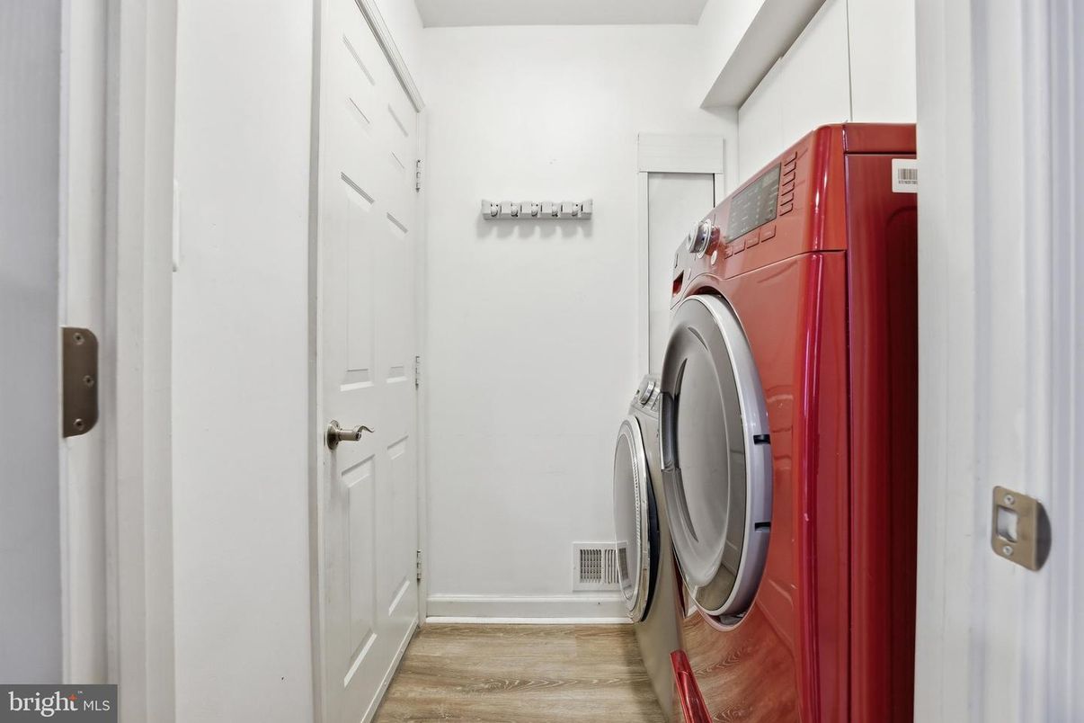 Interior, Washer, Wood Texture Flooring