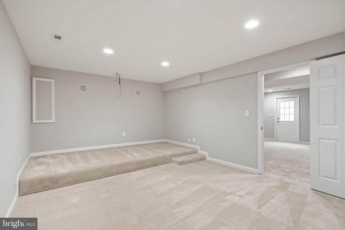 Empty room, Interior, Recessed Lighting