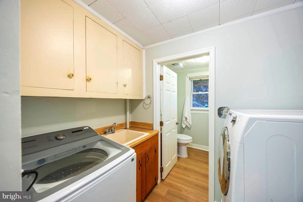 Interior, Washer, Wood Texture Flooring