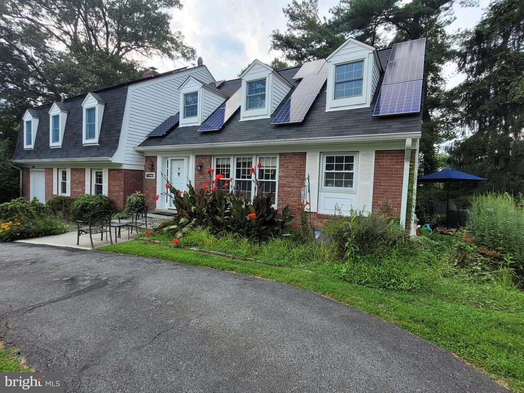 Exterior, Facade, Brick Facade, Cape Cod