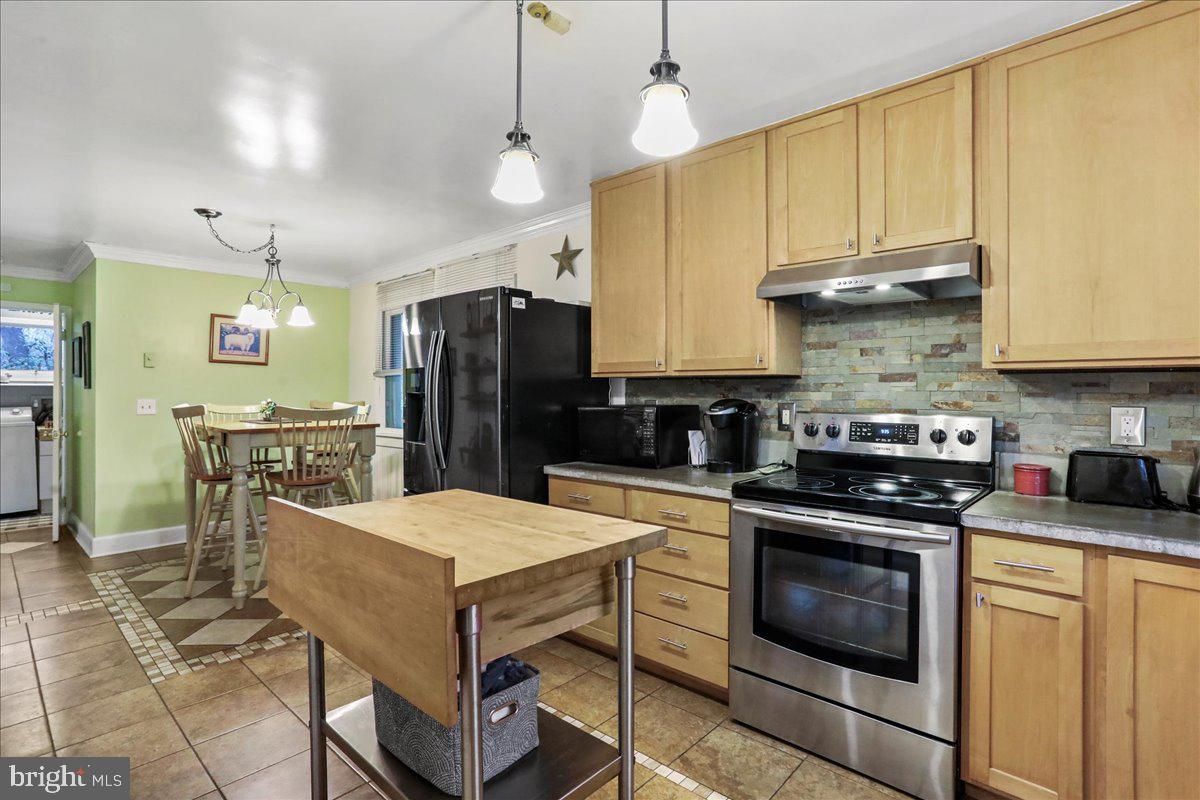 Dining room, Interior, Kitchen, Pendant Lights, Stainless Steel Appliances