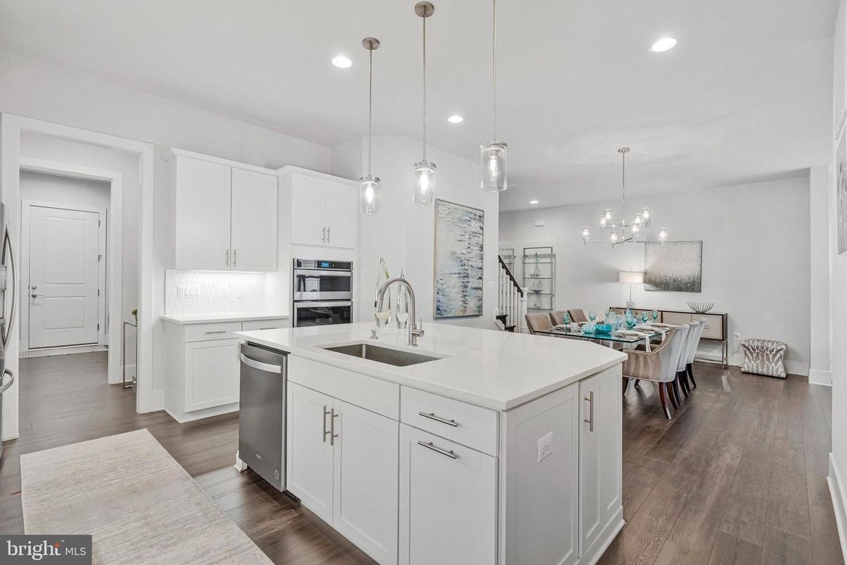 Dining room, Interior, Kitchen, Pendant Lights, Recessed Lighting, Stainless Steel Appliances, Wood Texture Flooring