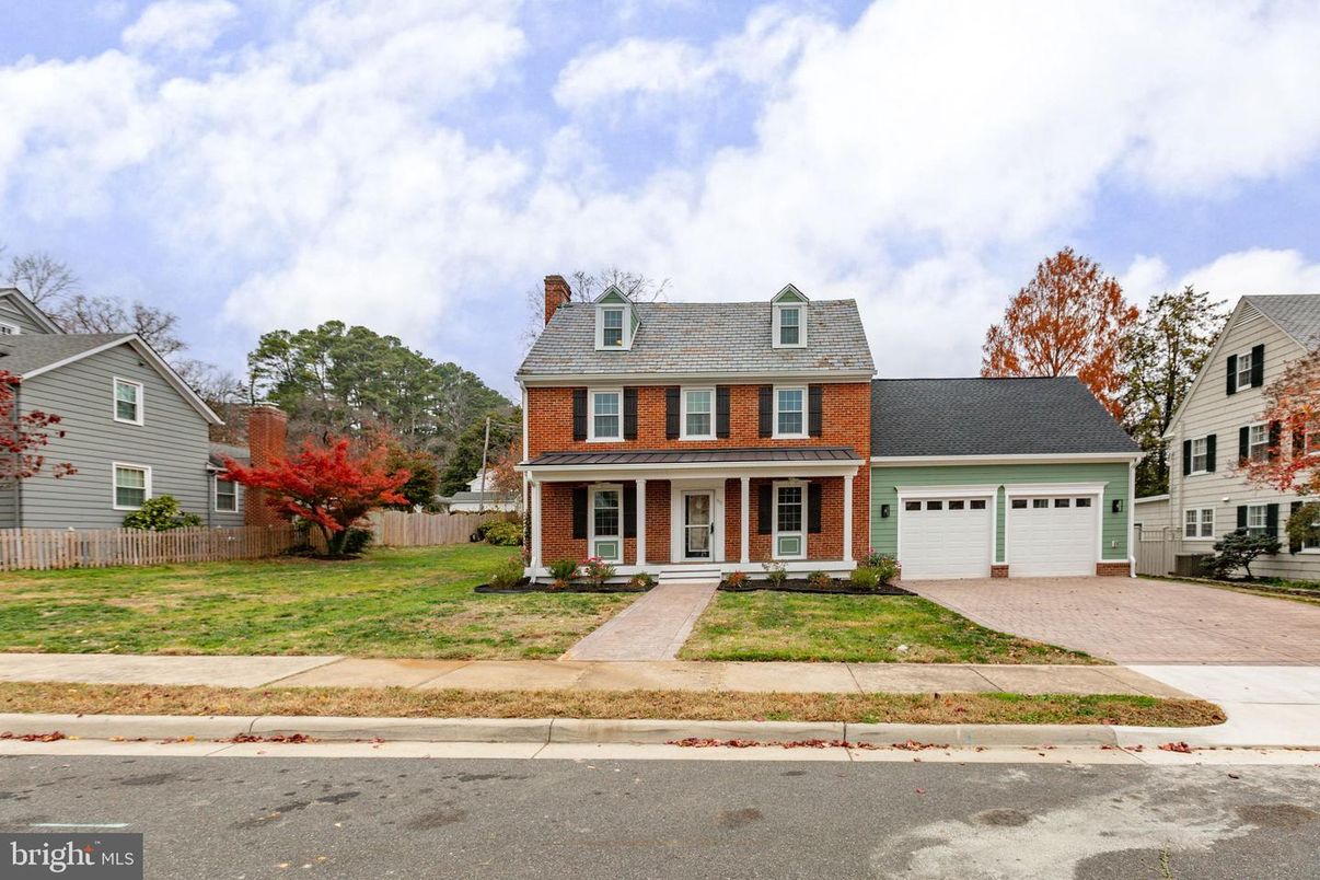 Attached, Exterior, Facade, Cape Cod