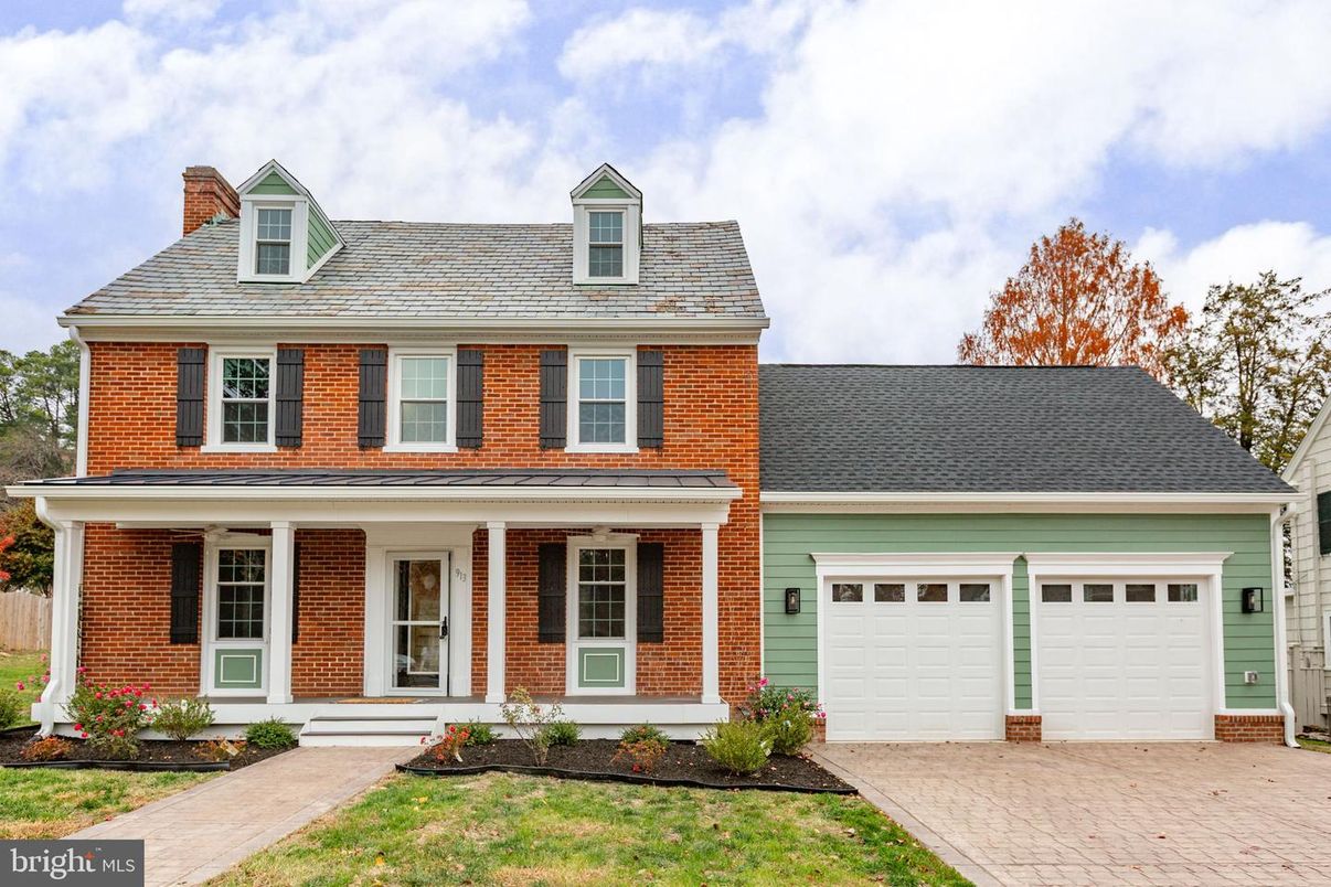 Attached, Exterior, Facade, Brick Facade, Georgian