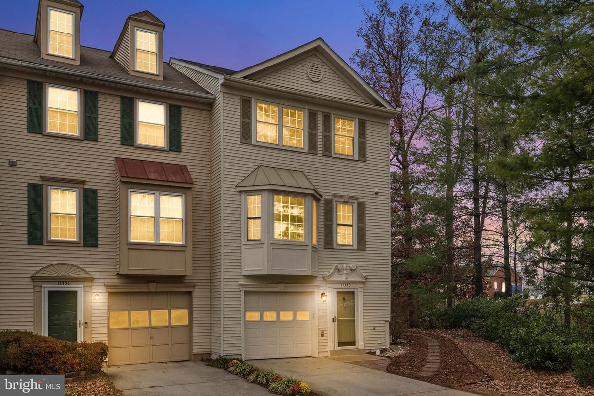 Attached, Exterior, Facade, Rowhouse