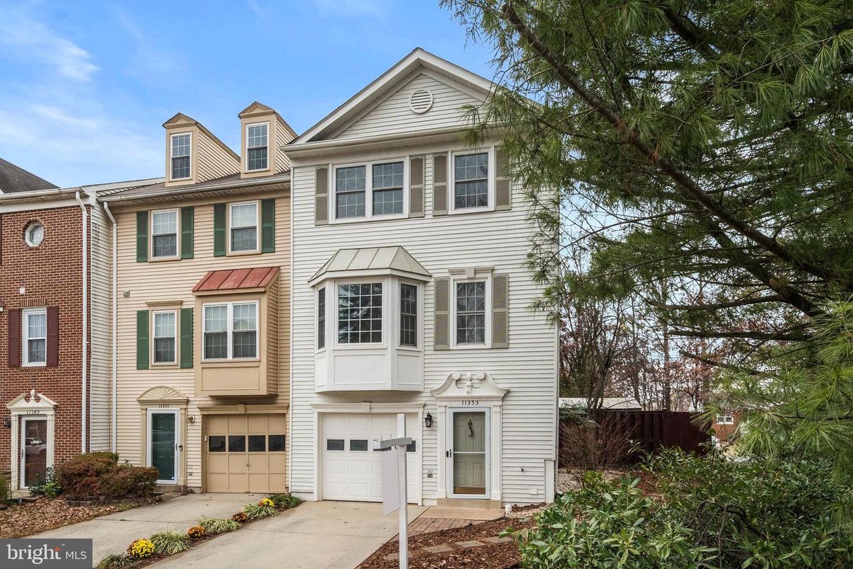 Attached, Exterior, Facade, Brick Facade, Georgian