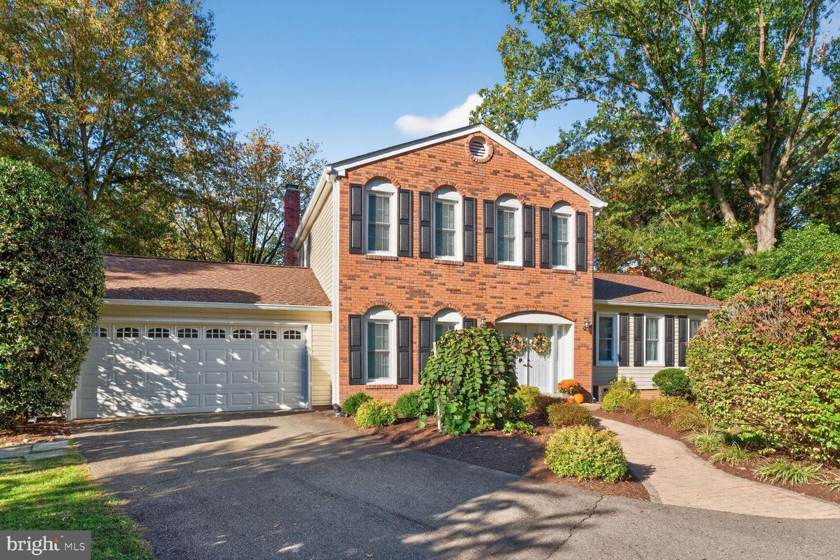 Attached, Exterior, Facade, Brick Facade, Brick Traditional