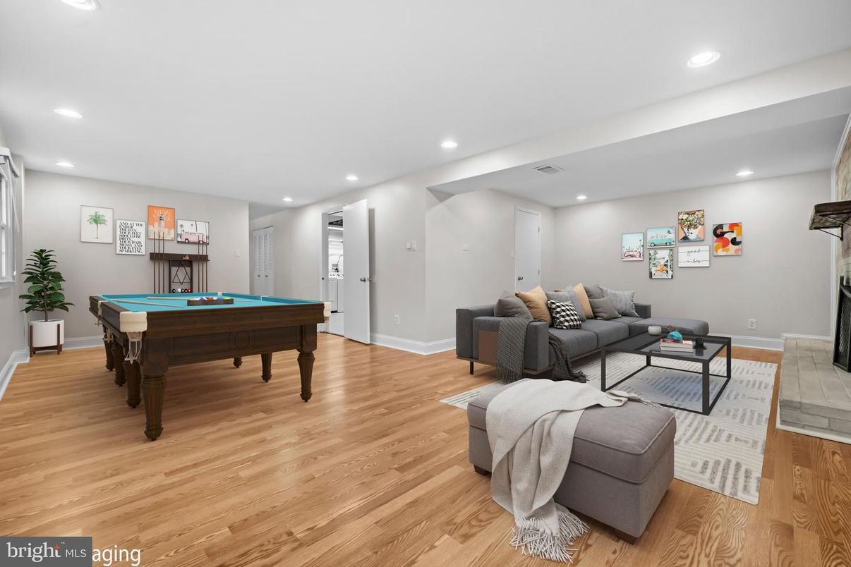 Billiard Table, Game Room, Interior, Living room, Recessed Lighting, Wood Texture Flooring