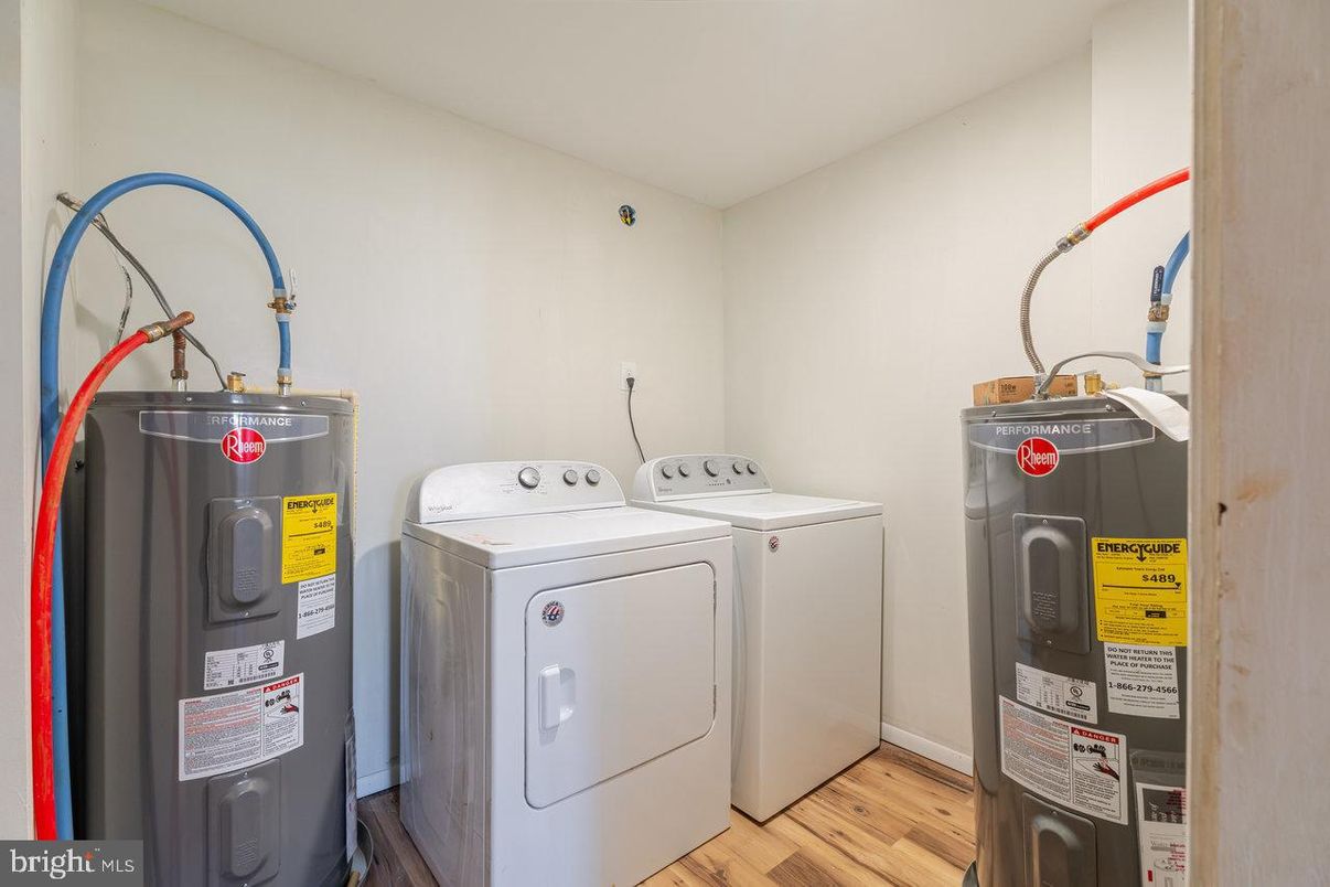 Interior, Washer, Wood Texture Flooring