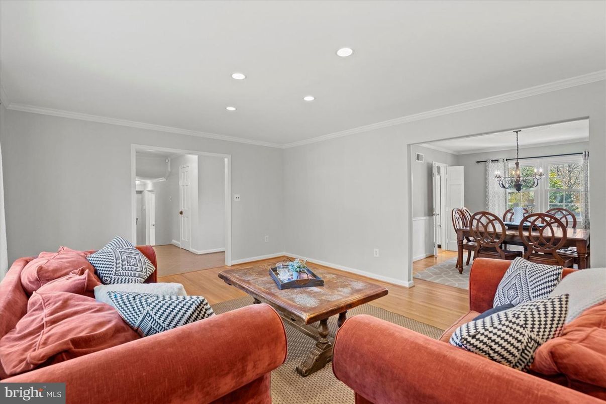 Chandelier, Dining room, Interior, Living room, Recessed Lighting, Wood Texture Flooring