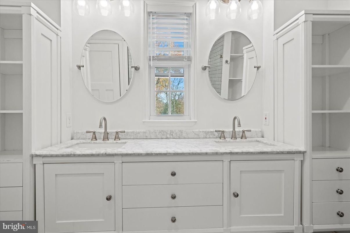 Bathroom, Dual Sink Vanities, Interior