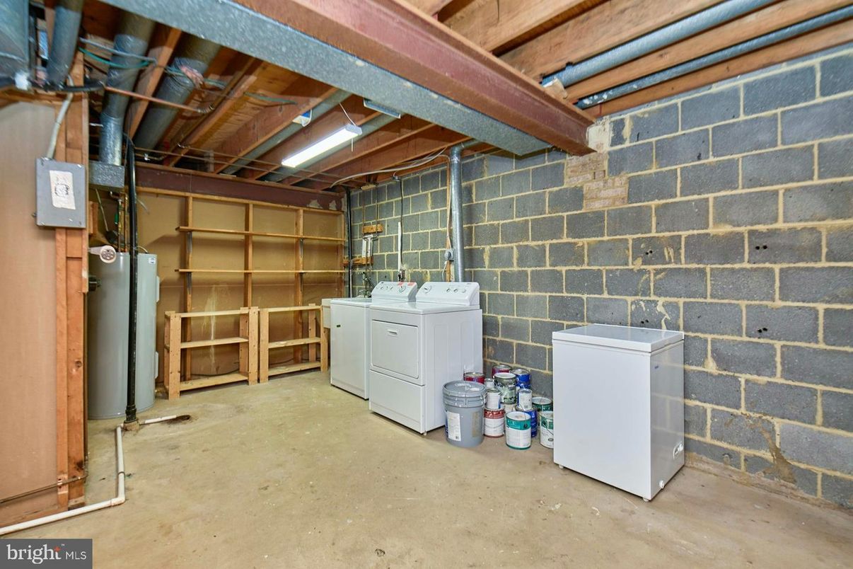 Garage, Interior, Washer, Wooden Beams