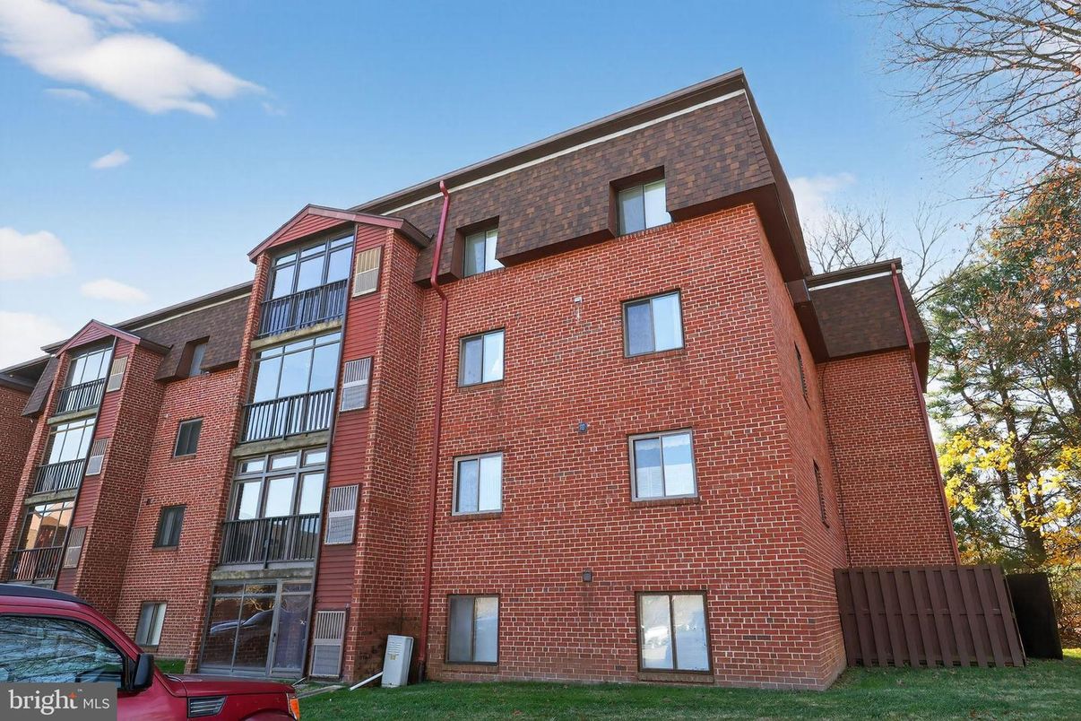 Exterior, Facade, Brick Facade, Rowhouse