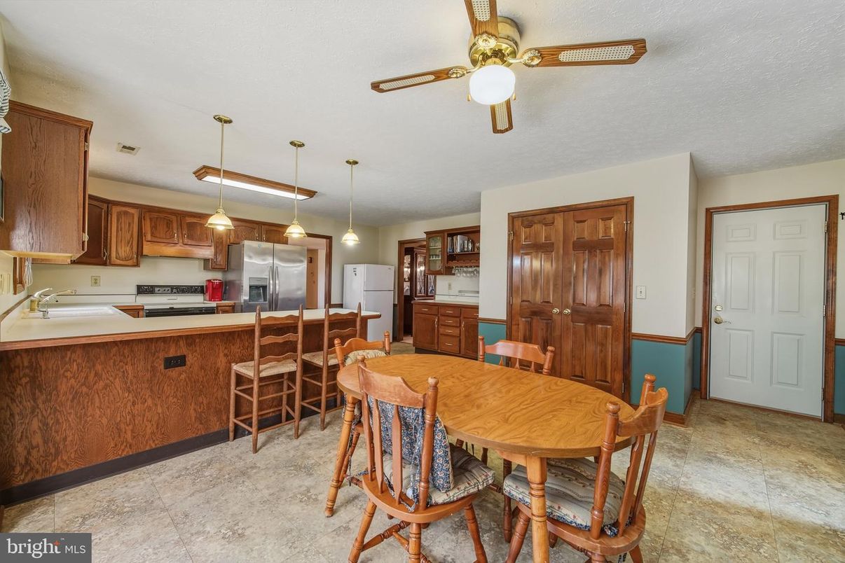 Dining room, Interior, Kitchen, Pendant Lights, Stainless Steel Appliances
