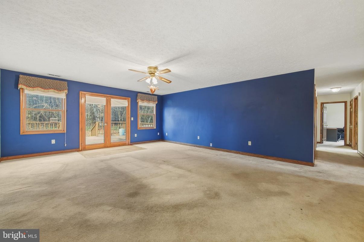 Empty room, Interior