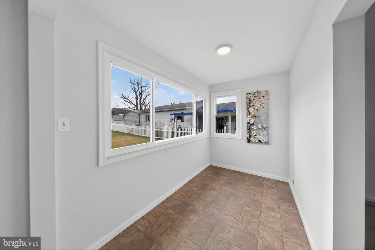 Empty room, Interior, Water