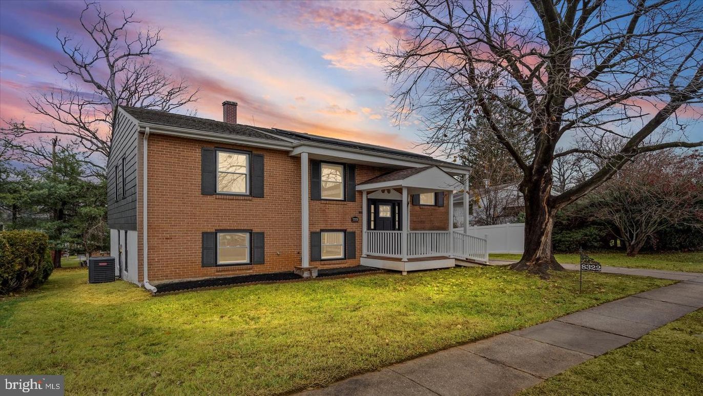 Backyard, Exterior, Facade, Brick Facade, American Foursquare