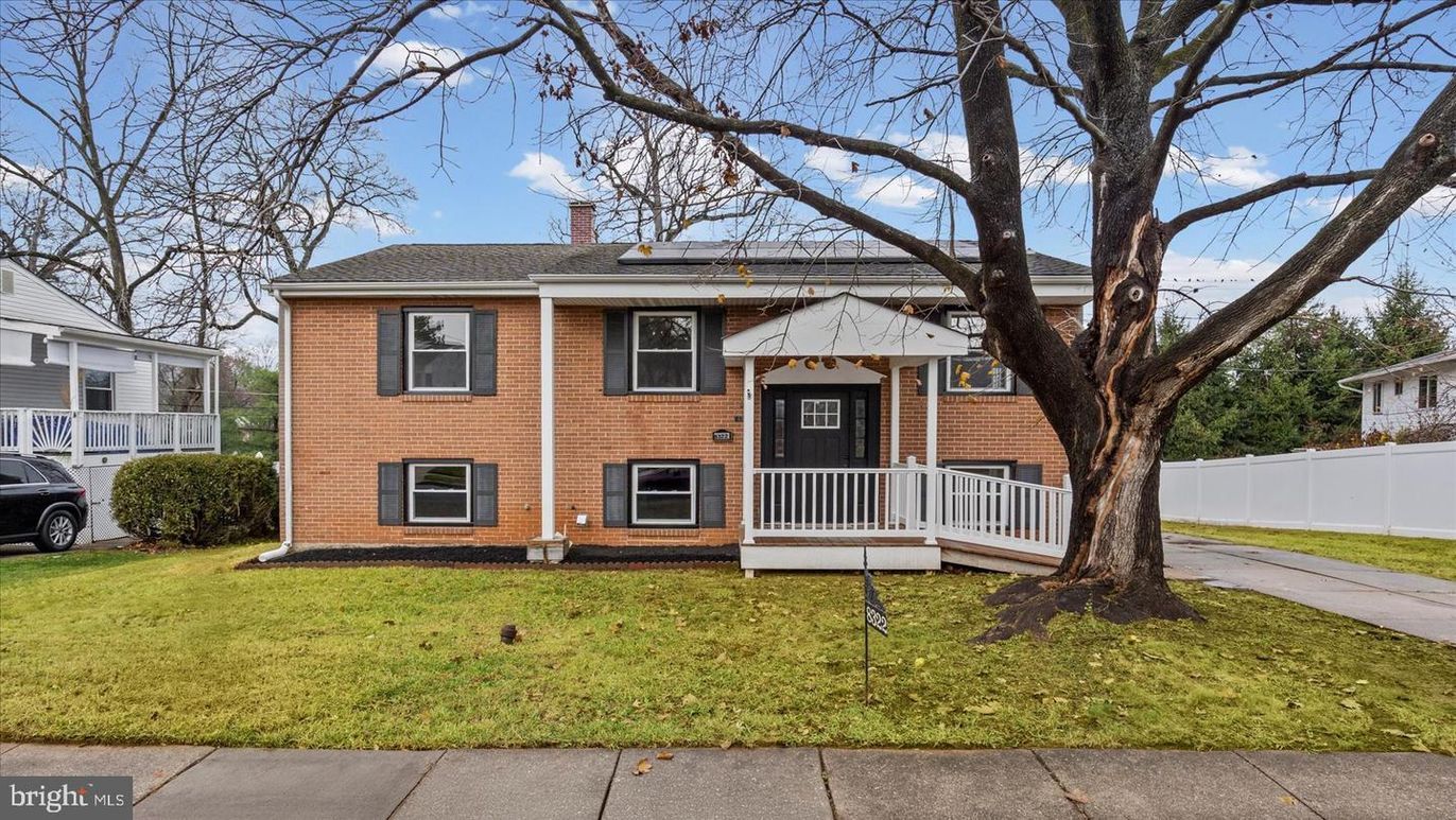 Exterior, Facade, Brick Facade, Solar Panels, Georgian