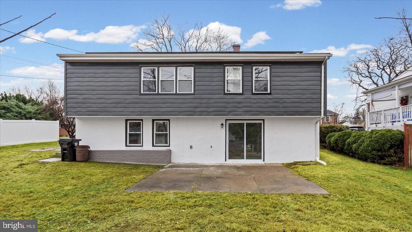 Exterior, Facade, Raised Ranch