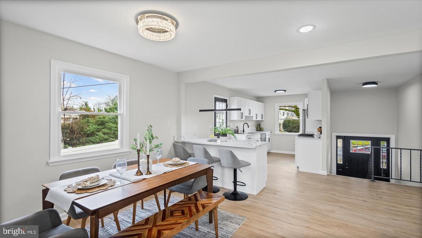Dining room, Interior, Kitchen, Pendant Lights, Recessed Lighting, Wood Texture Flooring