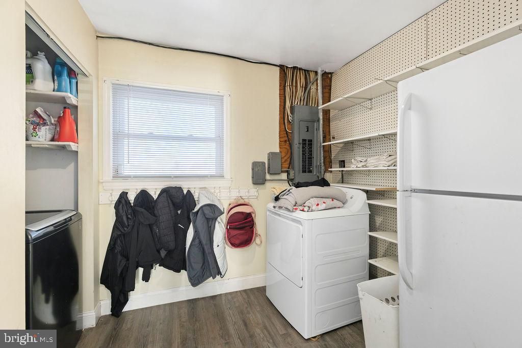 Interior, Washer, Wood Texture Flooring