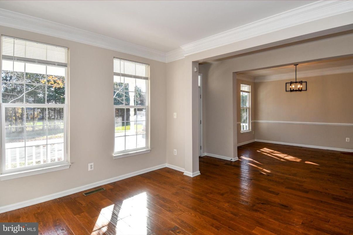Empty room, Interior, Pendant Lights, Wood Texture Flooring