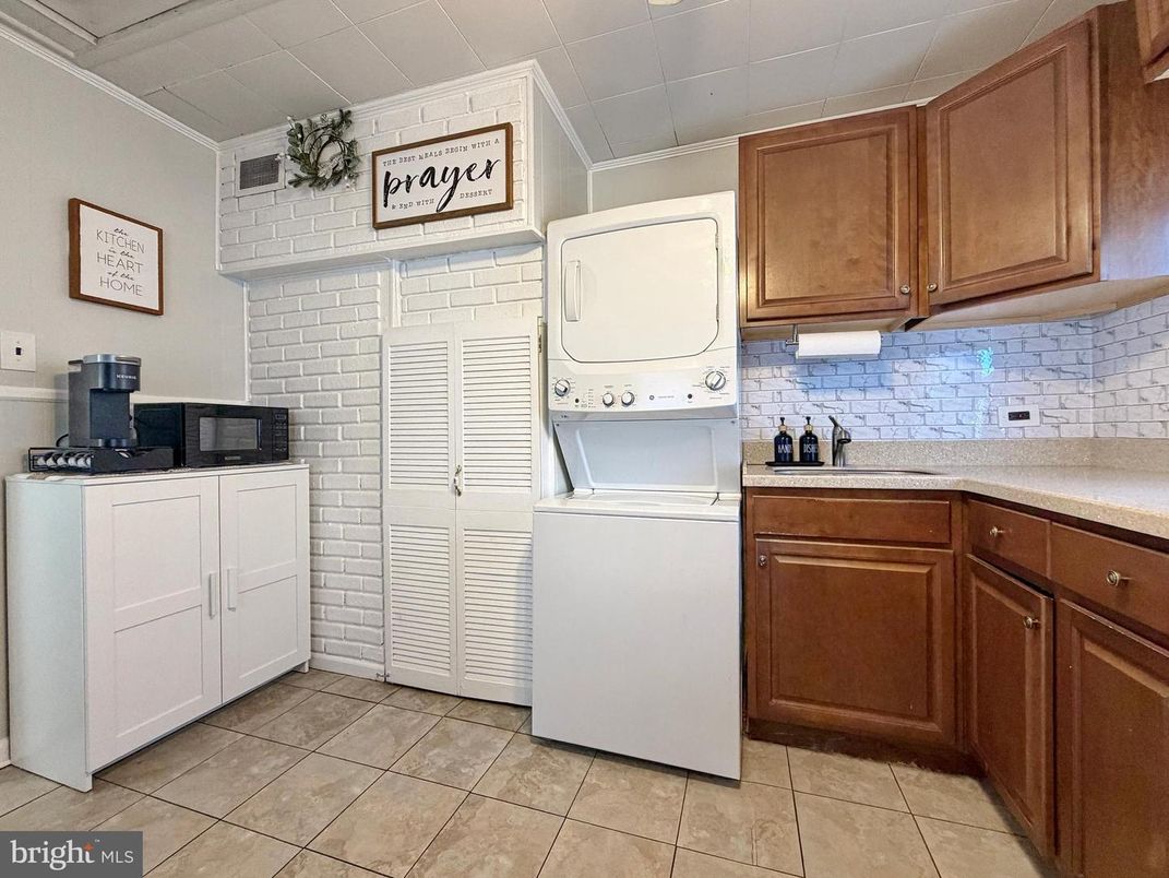 Interior, Kitchen, Utility Closets, Washer