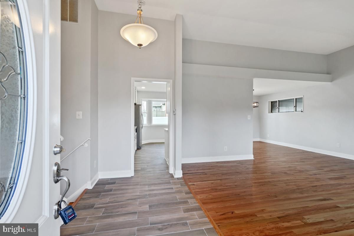 Interior, Pendant Lights, Wood Texture Flooring
