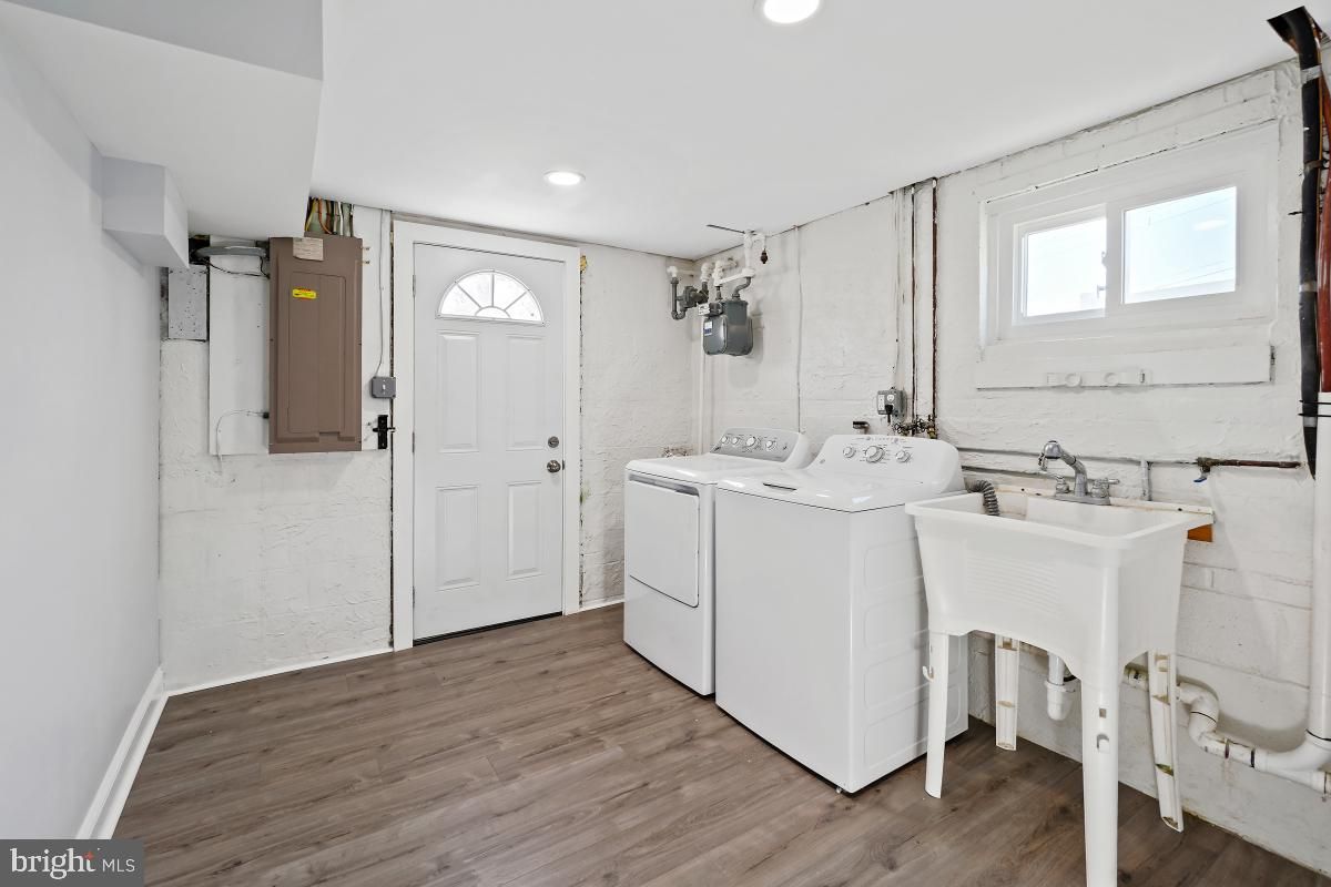 Interior, Recessed Lighting, Washer, Wood Texture Flooring