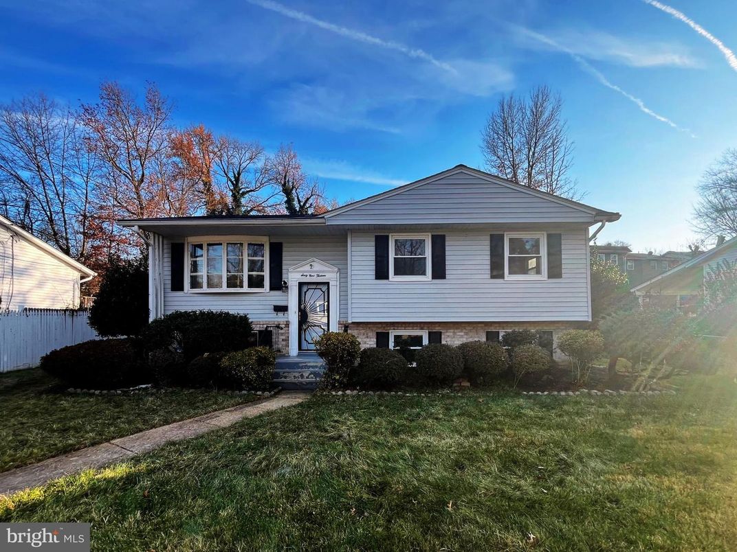 Exterior, Facade, Raised Ranch