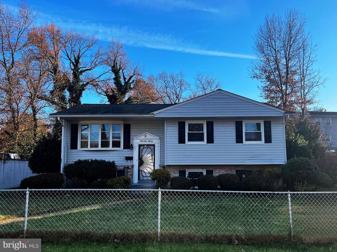 Exterior, Facade, Raised Ranch