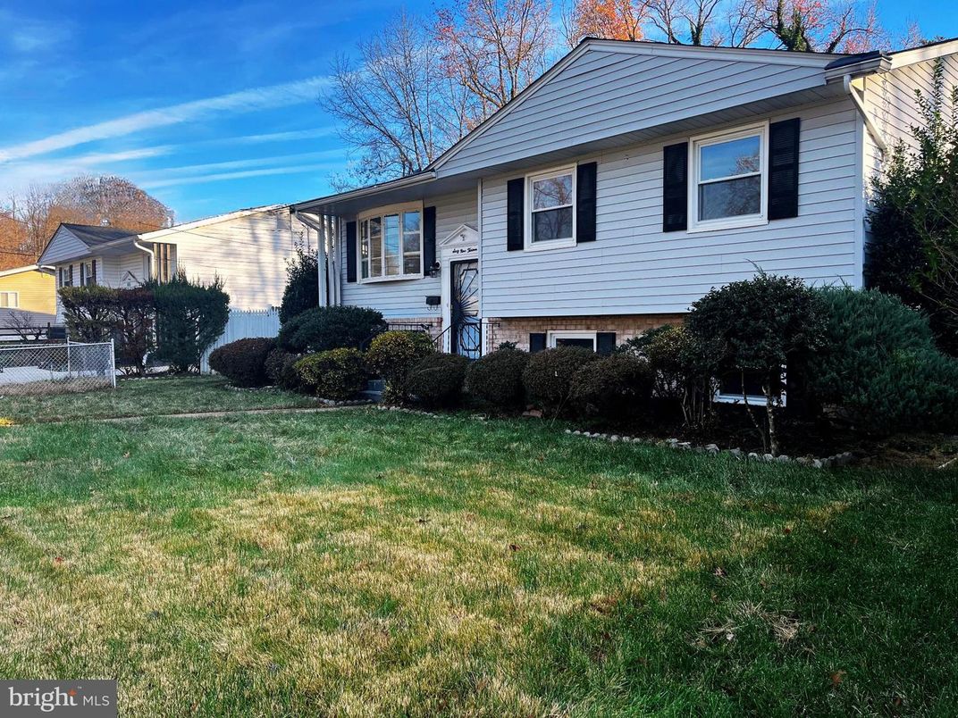 Backyard, Exterior, Facade, Raised Ranch