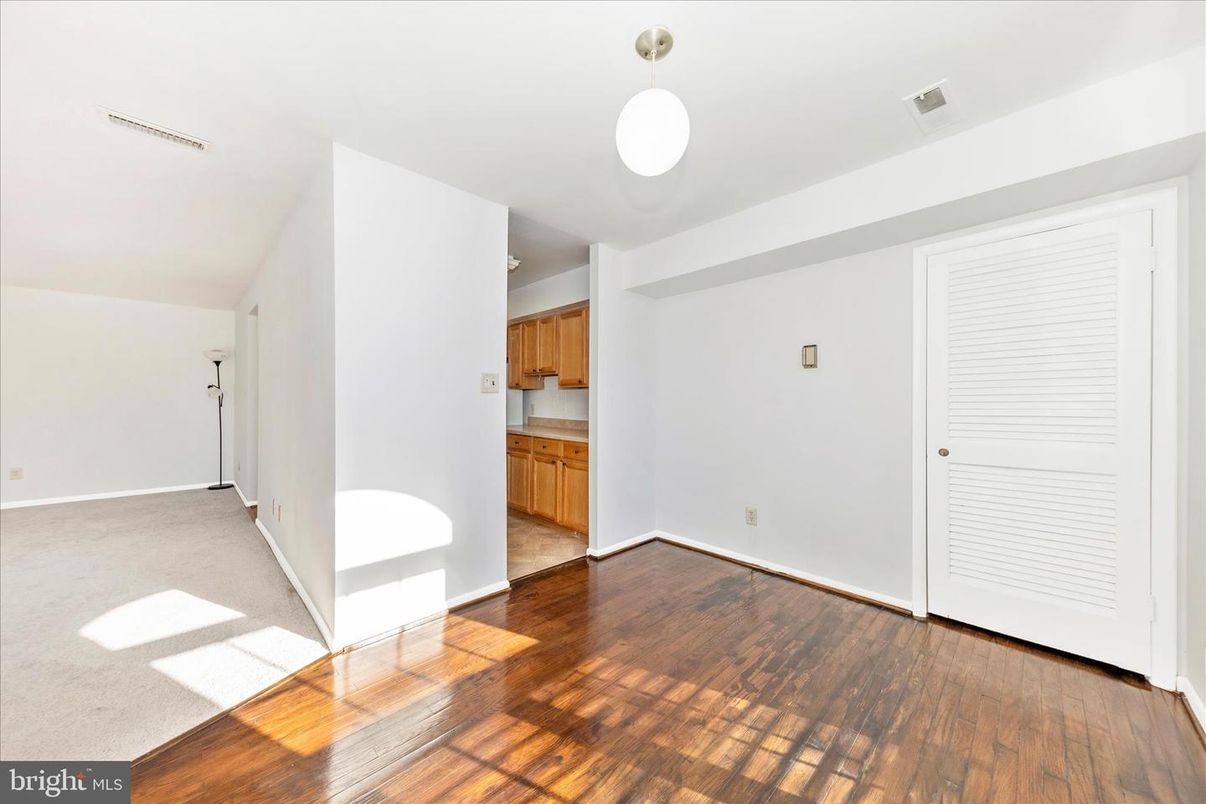 Empty room, Interior, Pendant Lights, Wood Texture Flooring