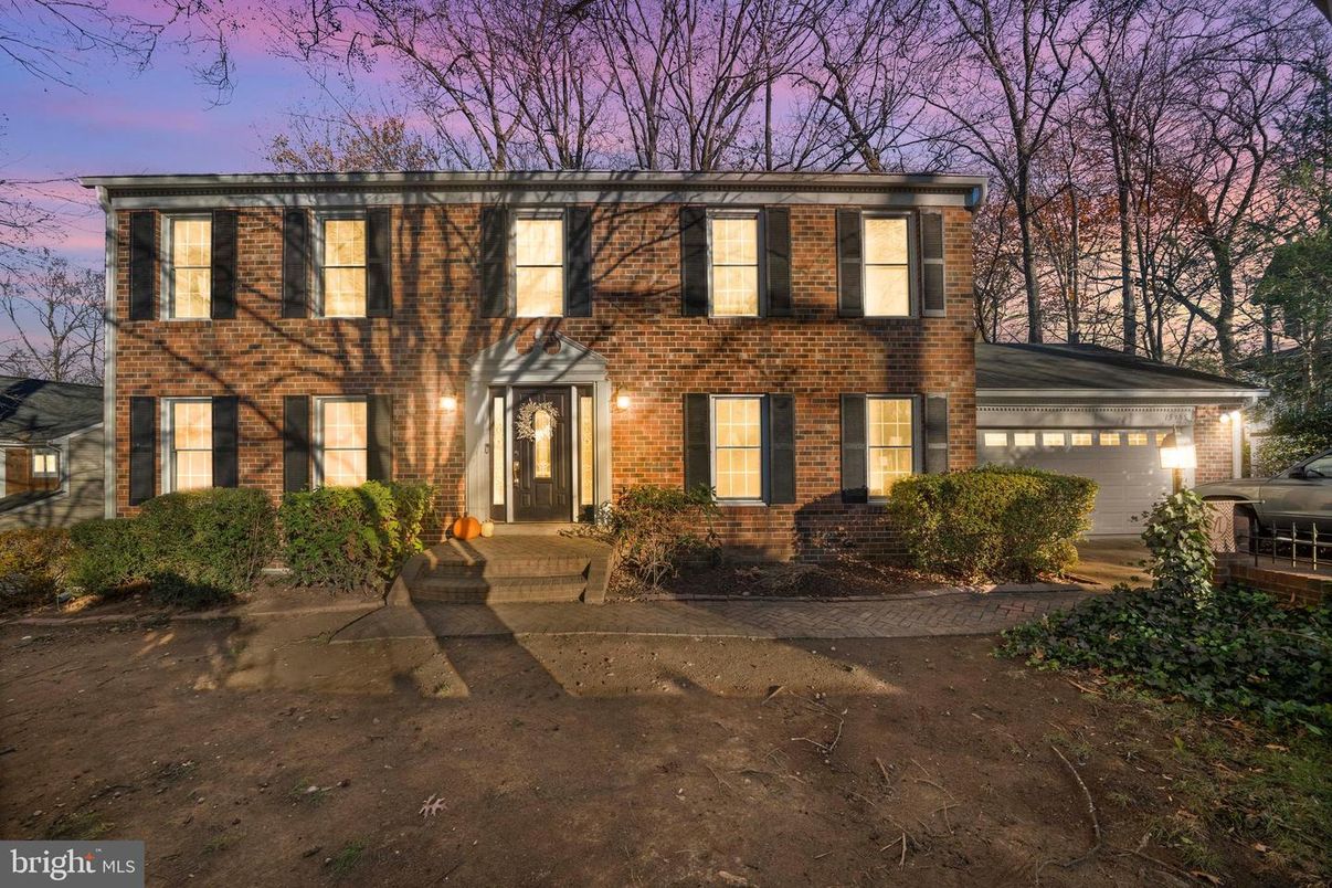 Attached, Exterior, Facade, Brick Facade, Georgian