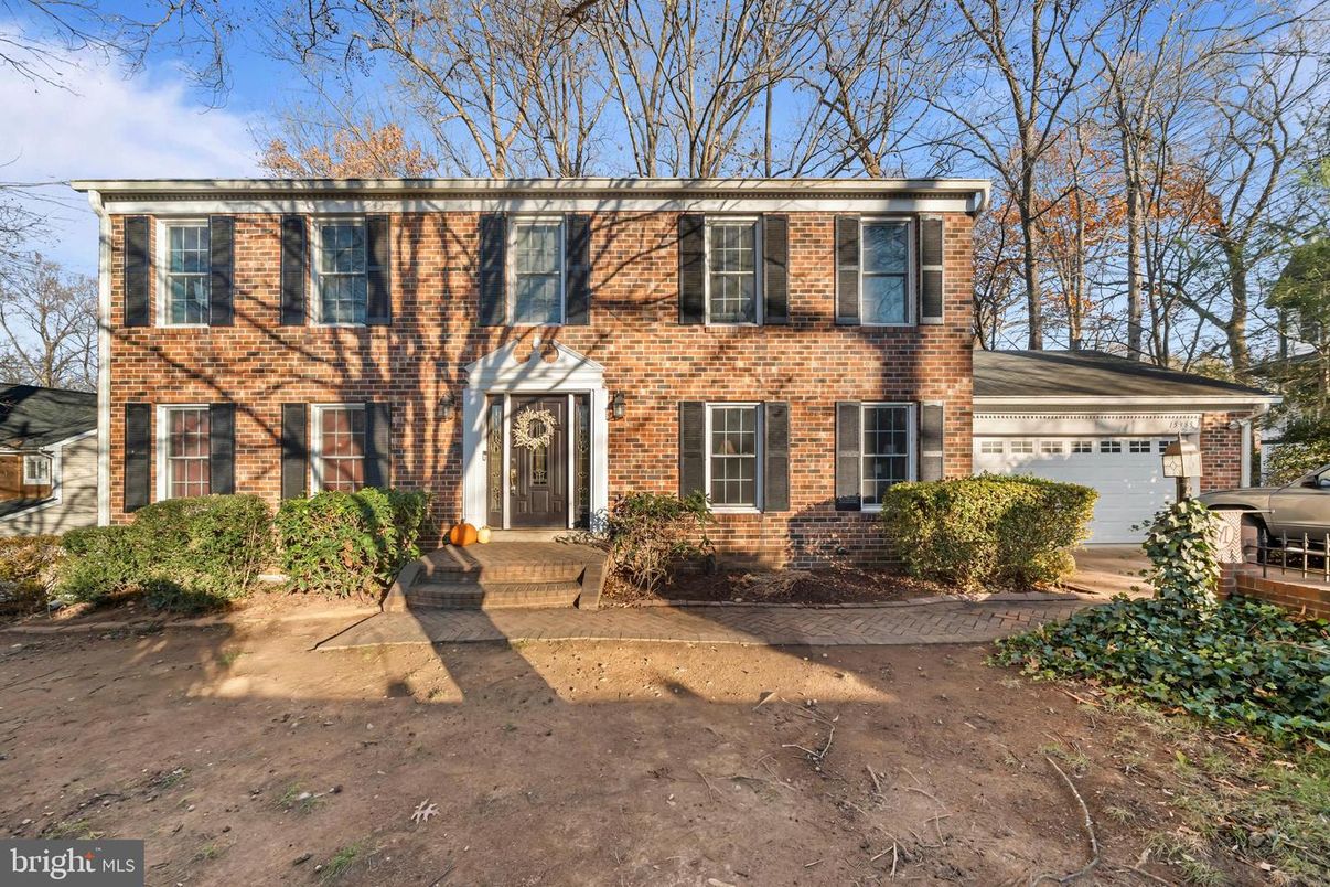 Attached, Exterior, Facade, Brick Facade, Georgian