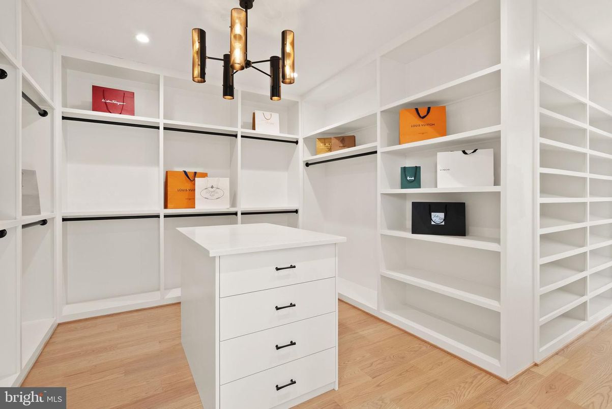 Interior, Pendant Lights, Recessed Lighting, Walk-in Closets, Wood Texture Flooring